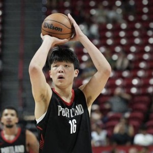 拓媒：杨瀚森传球精英级别&amp;amp;掩护和耐心好 防守出色&amp;amp;场上最强硬